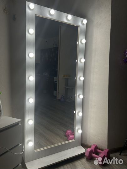 Зеркало с лампочками на подставке с колесиками