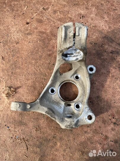 Кулак поворотный передний левый Skoda Octavia A7