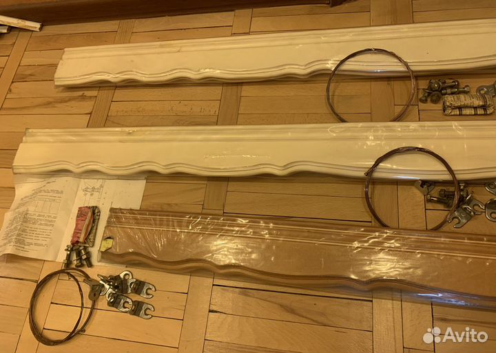 Карнизы новые белые деревянные