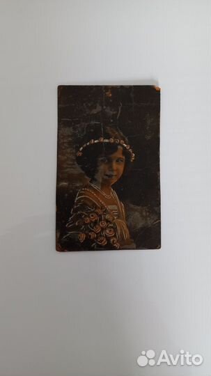 Старинная открытка. Девочка с букетом