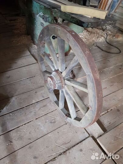 Деревянное колесо от телеги