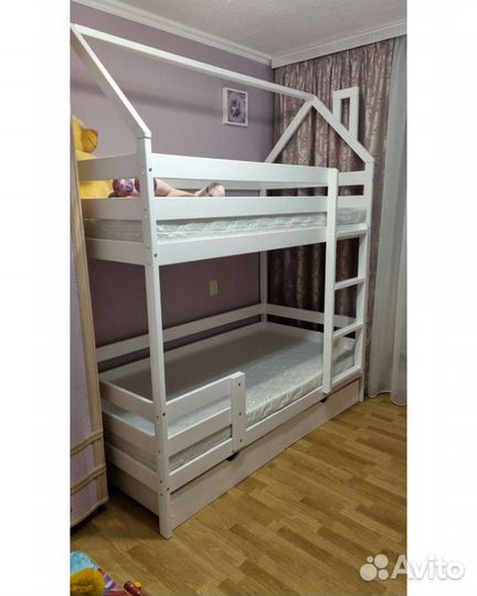 Двухэтажная, двухъярусная кровать