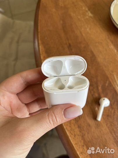 Apple airpods 2 (кейс и правый наушник)