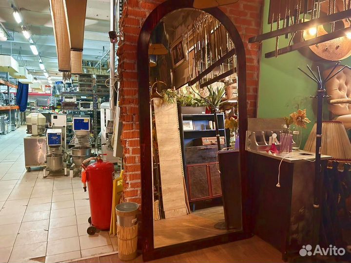 Большое зеркало в раме из массива