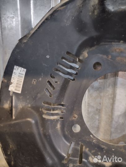 Щиток тормозной Toyota Land Cruiser 200 пере левый