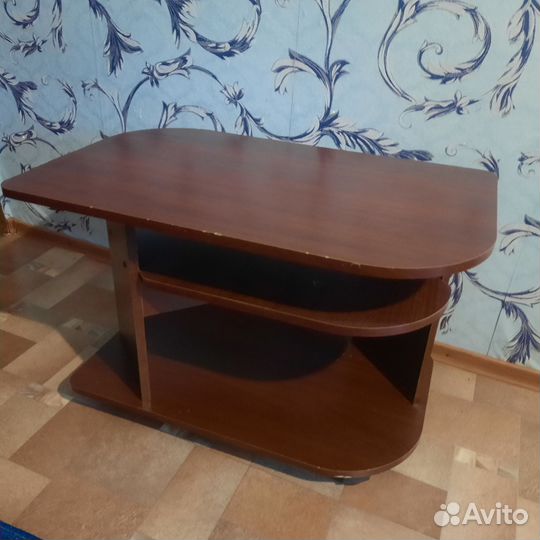 Журнальный столик на колесах