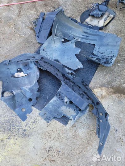 Подкрылок передний на cadillac CTS 2 3.6