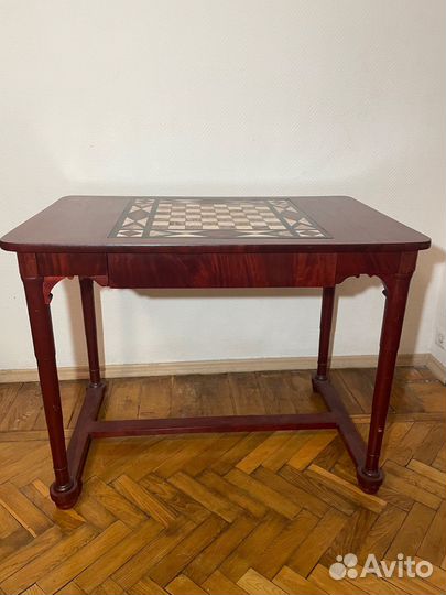 Шахматный столик из красного дерева