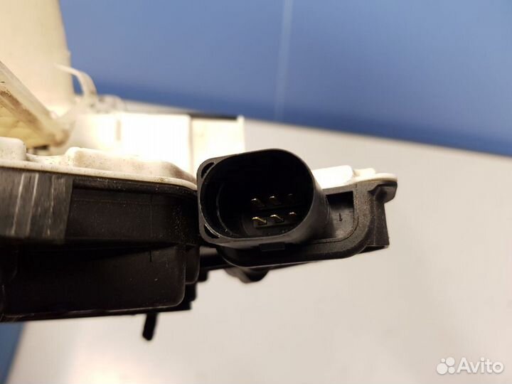 Замок двери передней правой Volkswagen Scirocco 2008-2017