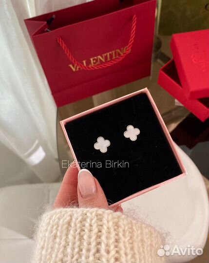 Серьги мини клевер с перламутром цвет серебро