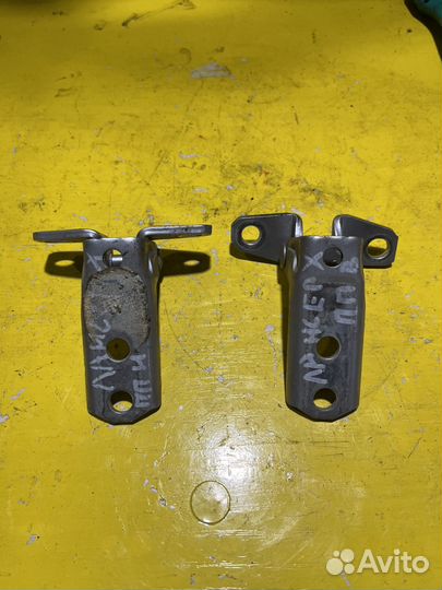 Петля правой двери мицубиси лансер 10