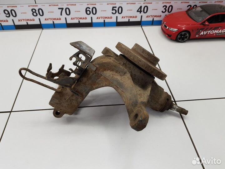 Кулак передний правый в сборе (Citroen C5)