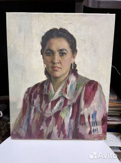 Девушки в платье из иката