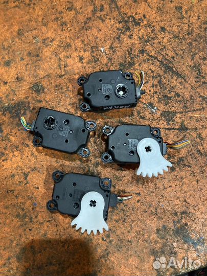 Моторчик заслонки отопителя Opel Mokka