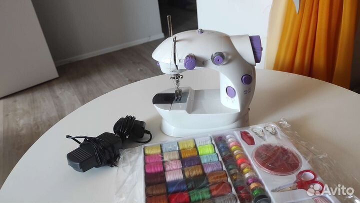 Мини швейная машина Apriori SM202A + швейный набор