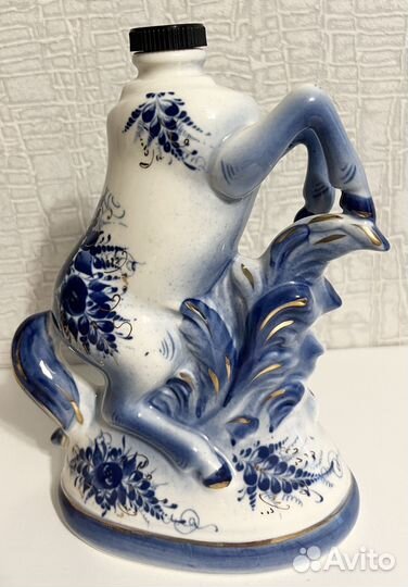 Штоф фарфоровый статуэтка Лошадь