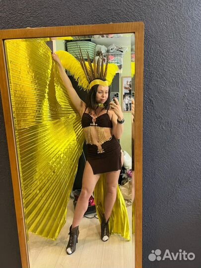 Головной убор с перьями, корона