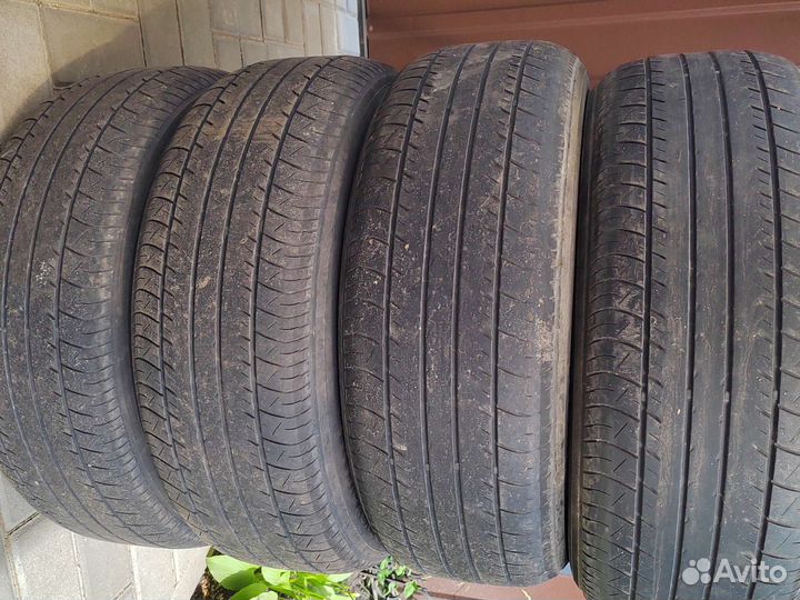 Yokohama dB Decibel E70B 215/60 R16