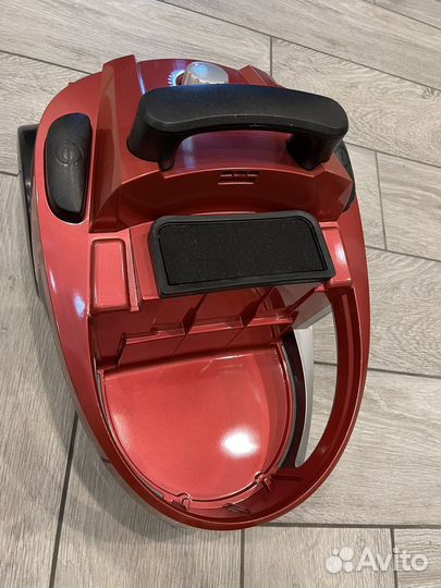 Пылесос Shivaki SVC-1748R Typhoon красный