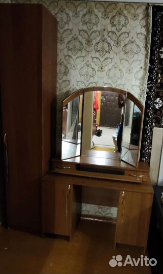 Трюмо с зеркалом