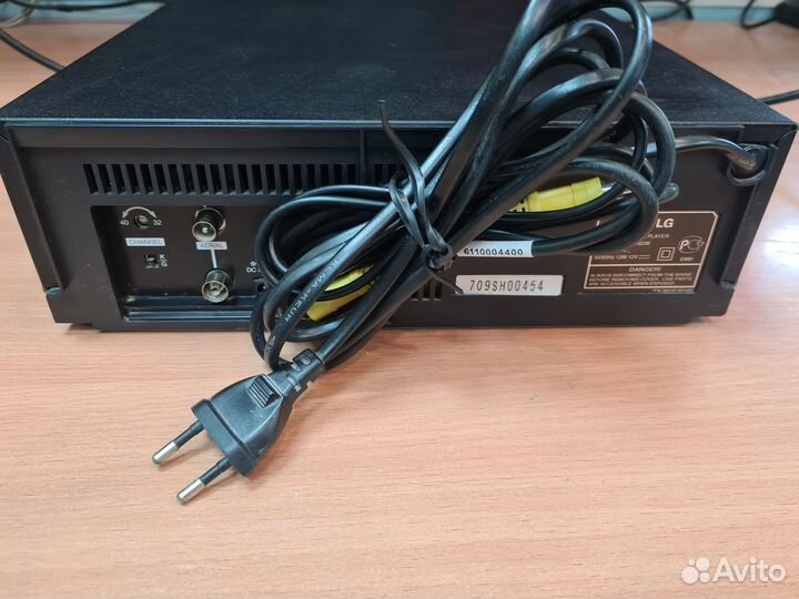 Пишущий касетный видеоплеер LG W162W