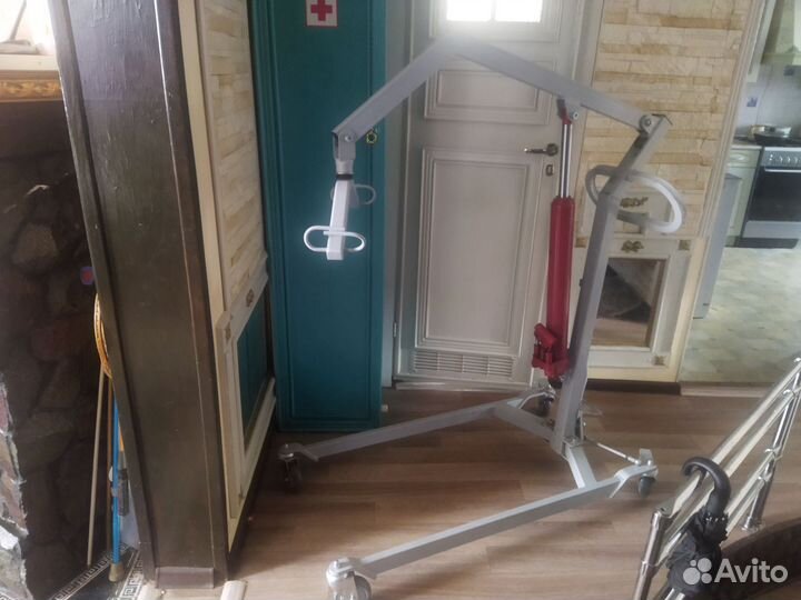 Гидравлический подъёмник для инвалидов с люлькой
