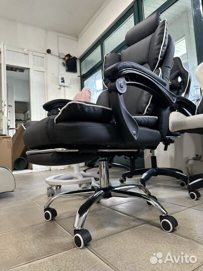 Компьютерное кресло с подголовником