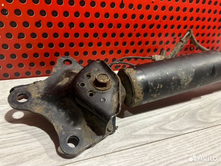 Амортизатор задний левый Lexus Rx 4 450Н 2018