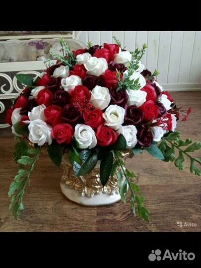 Розы в вазе