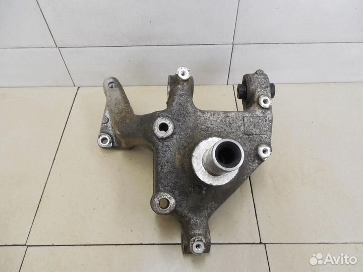 Кулак поворотный задний правый Passat B6 2005-2010