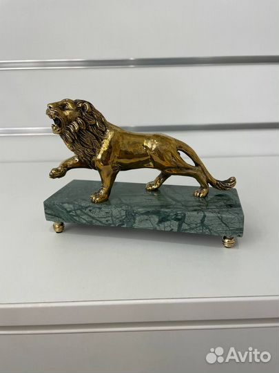 Фигура на камне - лев