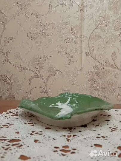 Фарфоровая плакетка старинная с утратами