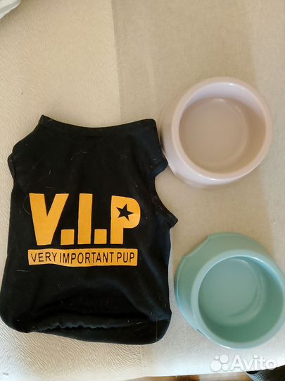 Майка и миски для кошек и собак