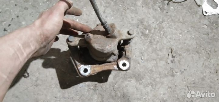 Суппорт тормозной передний левый Nissan Almera G15