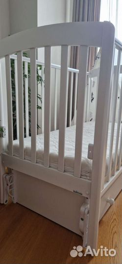 Детская кроватка с маятником, ящиком и матрацем