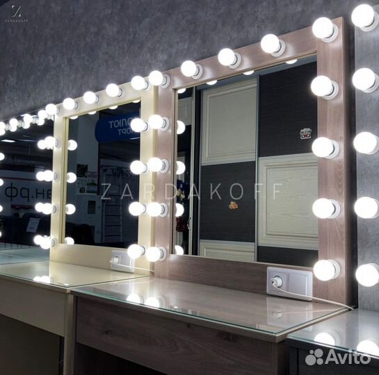 Гримерный стол и гримерное зеркало с подсветкой
