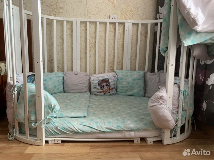 Детская кроватка с маятником