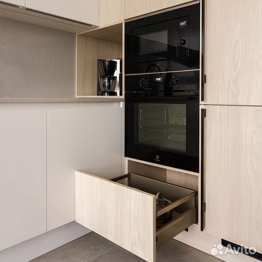 Белый кухонный гарнитур под потолок