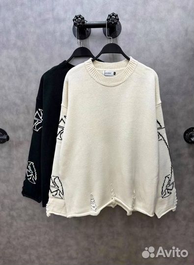 Стильный рваный свитер