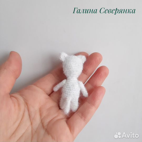 Вязаный брелок котик