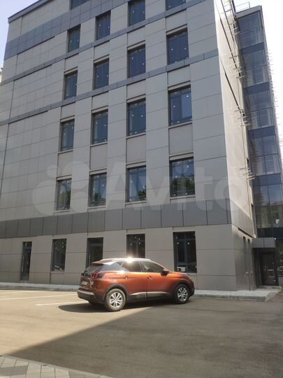 Новый офис в центре города 600-1800 м². Парковка