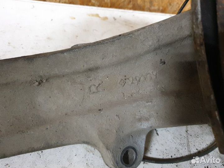 Кулак поворотный передний правый Cadillac Cts 2