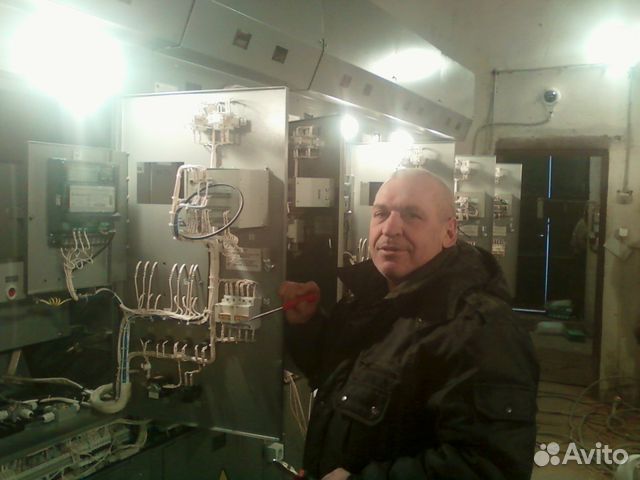 Номер телефона дежурного электрика. Электрик на дежурстве. Дежурного электрика машина. Дежурный электрик. Работа дежурный электрик сутки трое новые.