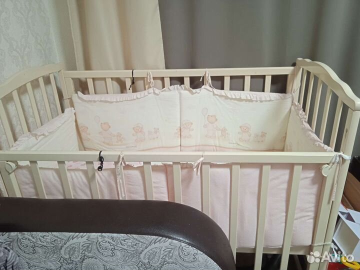 Детская кроватка с продольным маятником