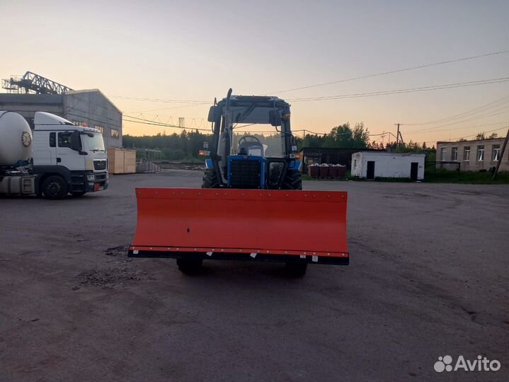 Трактор коммунальный отвал щетка с поливом
