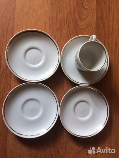 Кофейная пара и 3 тарелки