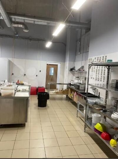 Помещение на Маршала Блюхера с витринными окнами