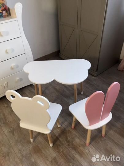 Детский стол -облако и два стульчика