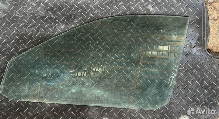 Стекло переднее левое Audi A4 B5