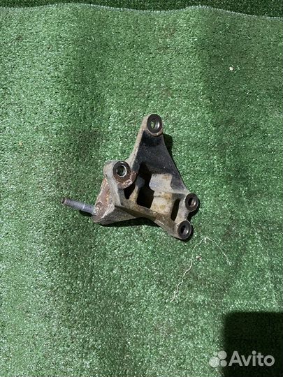 Кронштейн опоры правый Hyundai Elantra 4